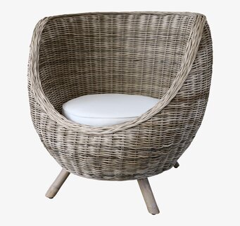 Foto av rottingfåtölj med naturlig och stilren design