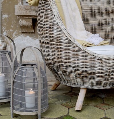 Bild av inbjudande sittplats i naturlig stil