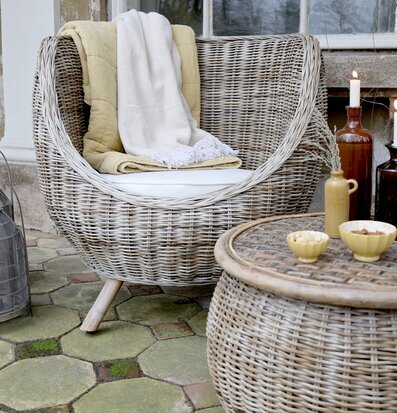 Bild av inbjudande uteplats med rottingmöbler