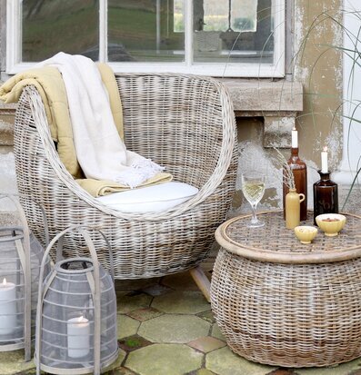 Foto av rottingfåtölj i harmoniskt utomhusutrymme