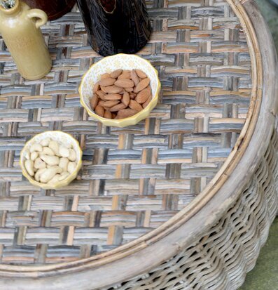 Foto av rustikt rottingbord med dekorativa detaljer