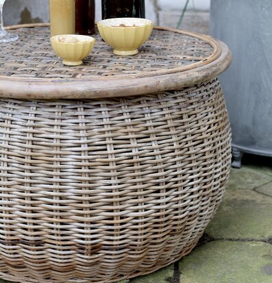 Bild av rottingbord med elegant stilleben och dekoration