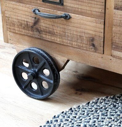 Foto av industriell köpmansdisk med trä och metall