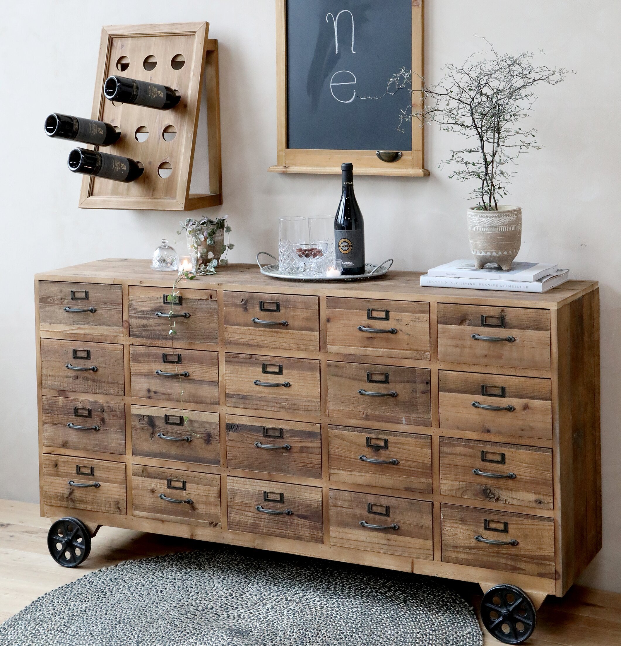 Köpmansdisk Natur från Chic Antique med 18 lådor och hjul