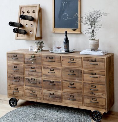 Bild av rustik köpmansdisk i stilrent inrett rum