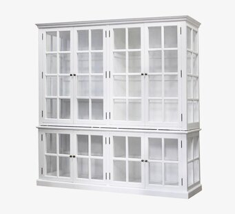 Bild av stilrent vitrinskåp med vit finish och glasdörrar