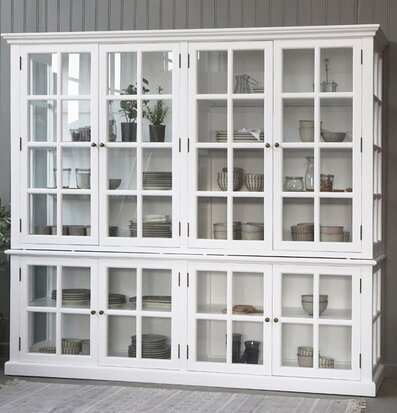 Foto av elegant vitrinskåp med glasdörrar och hyllor