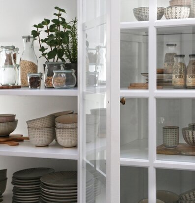 Bild av elegant vitrinskåp med glasdörrar och hyllor