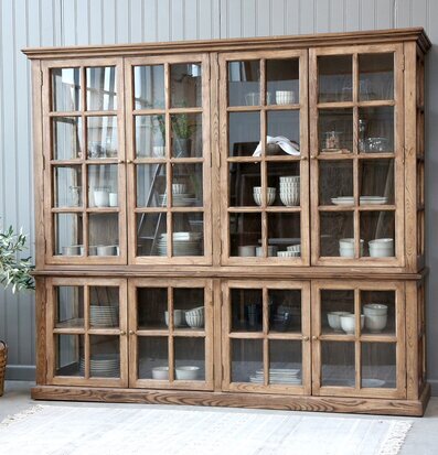 Foto av elegant vitrinskåp med glasdörrar och hyllor