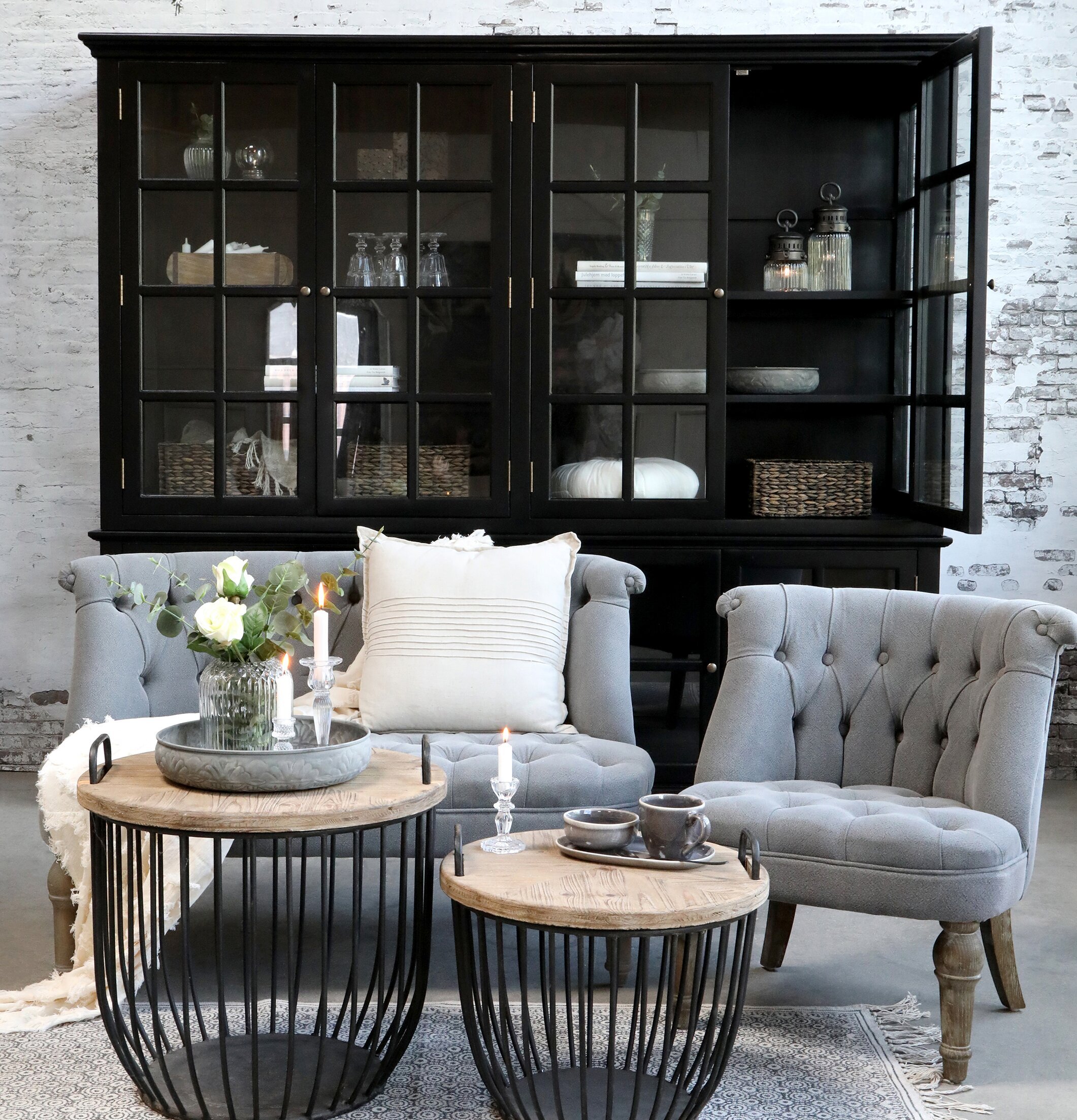 Vitrinskåp 8 Hyllor/Dörrar Svart från Chic Antique