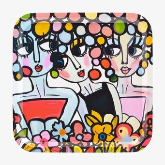 Bild av färgglad bricka med stiliserade ansikten och blommor