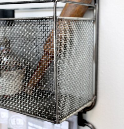 Bild av rustik och industriell trådkorg med träslev