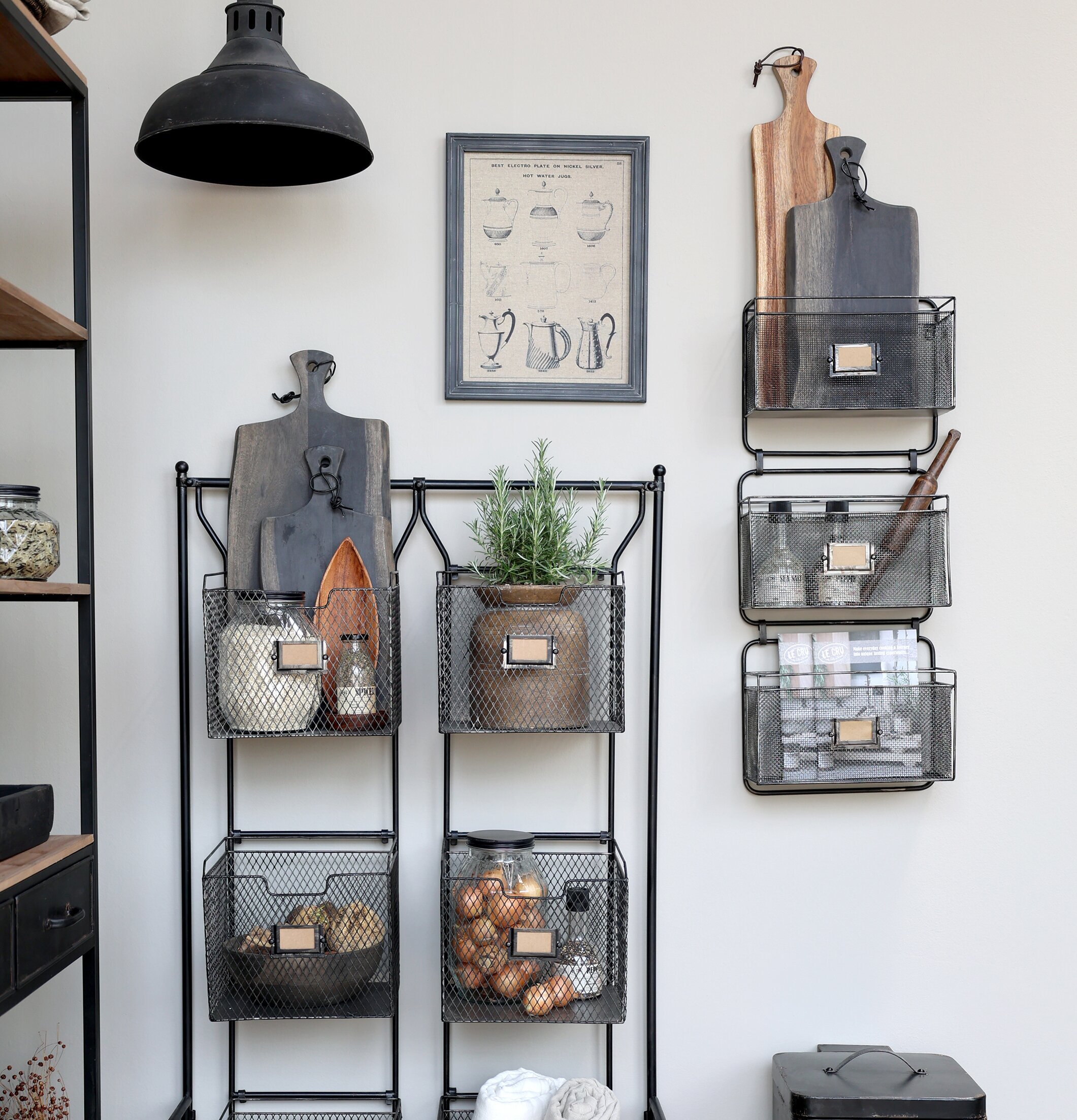 Bild av harmonisk inredning med praktisk förvaring