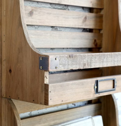 Foto av ett rustikt väggmonterat tidningsställ i trä