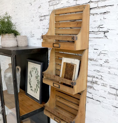 Foto av rustik inredning med tidningsställ och skåp