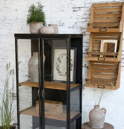 Bild av stilfullt inrett rum med naturliga material