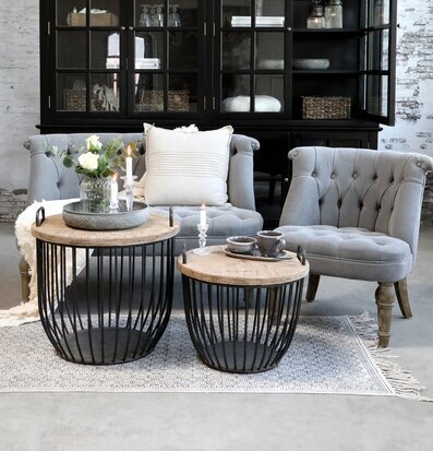 Bild av stilfull inredning med fransk tvåsitssoffa