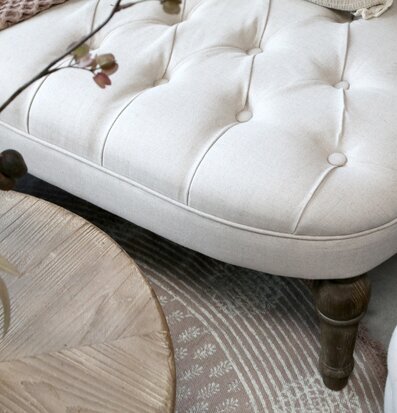 Foto av elegant tvåsitssoffa i linne med detaljer