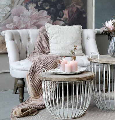 Bild av stilfullt vardagsrum med fransk linnesoffa