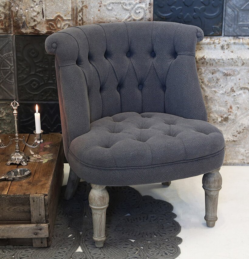 Fransk Fåtölj Grå från Chic Antique i elegant, rustik miljö