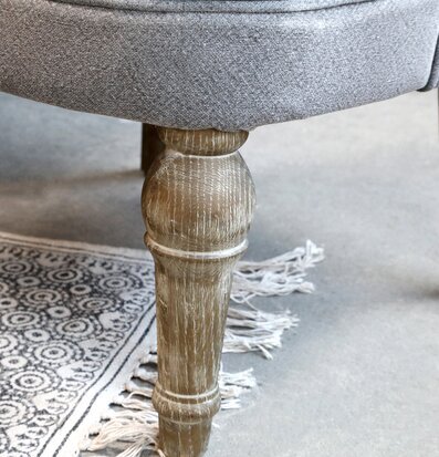 Bild av elegant fåtölj med klassisk och modern stil