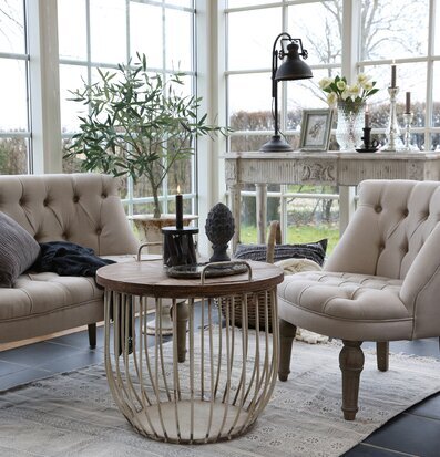 Bild av harmonisk interiör med elegant fåtölj