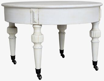 Bild av elegant soffbord med antik design och hjul