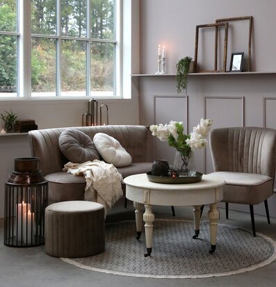 Bild av elegant och harmoniskt inrett vardagsrum