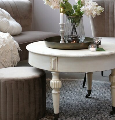 Bild av ett elegant inrett rum med antikt soffbord