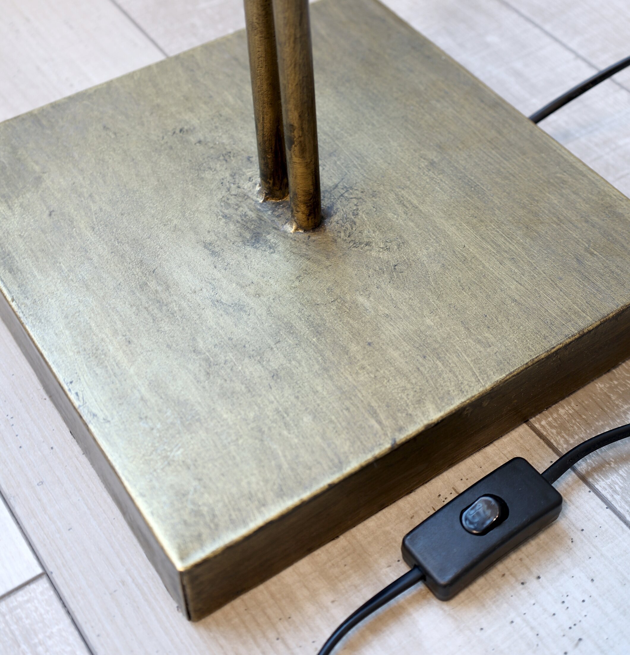 Golvlampa 4 Blad Antik Mässing från Chic Antique på trägolv