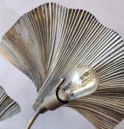 Bild av golvlampa med bladformade skärmar i mässing