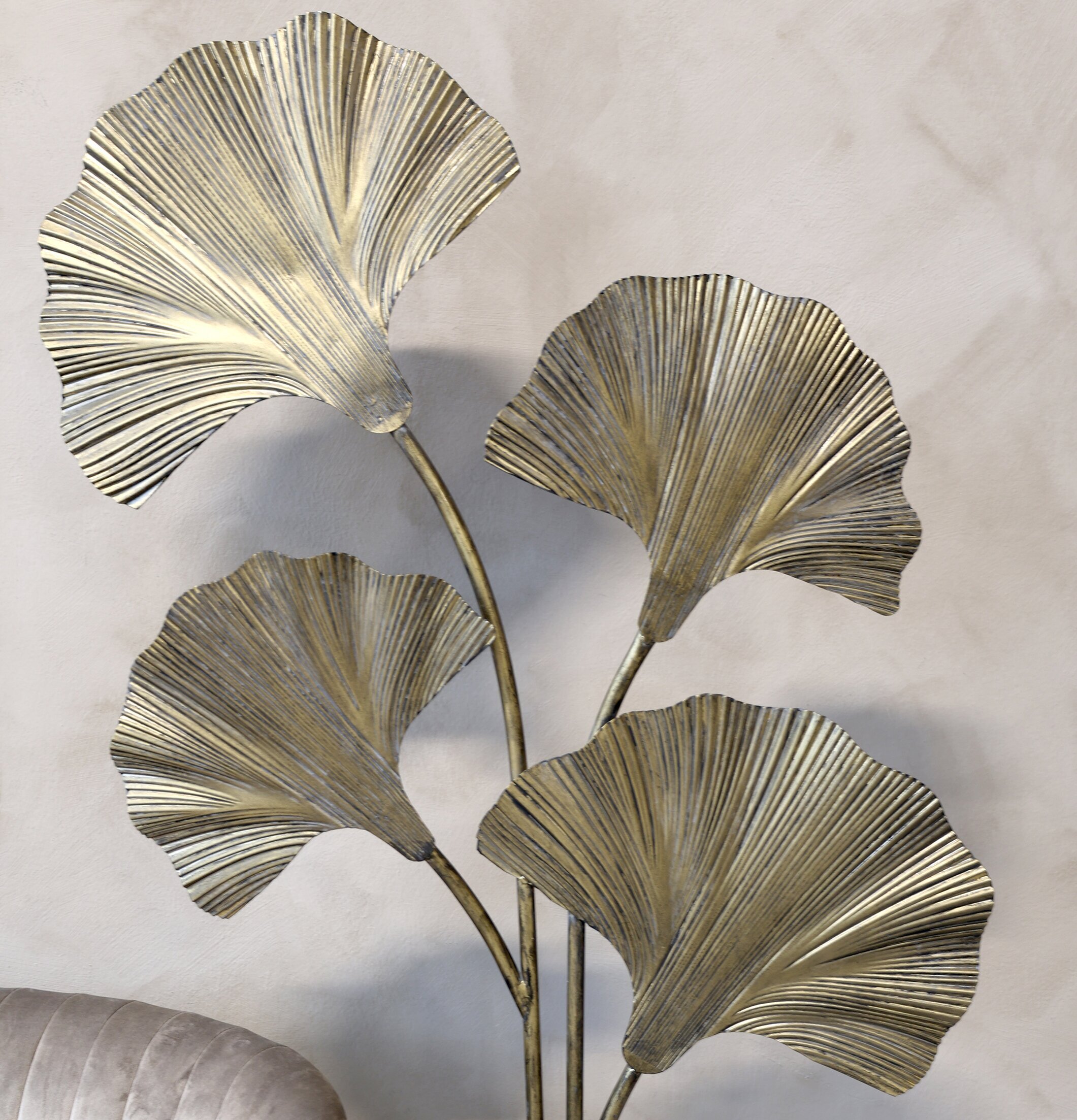 Bild av elegant golvlampa med bladmotiv i mässing