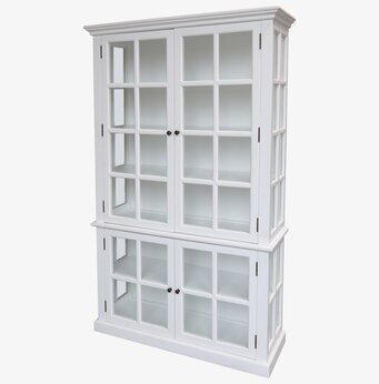 Bild av elegant vitrinskåp med glasdörrar och hyllor