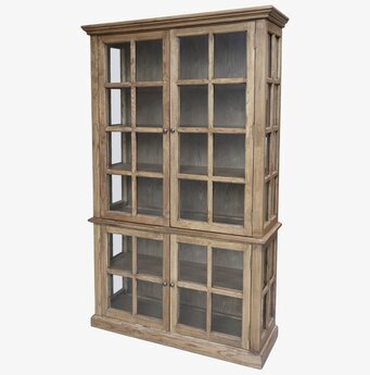 Foto av vitrinskåp i trä med glasdörrar och hyllor