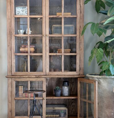 Bild av rustikt vitrinskåp med glasdörrar och hyllor