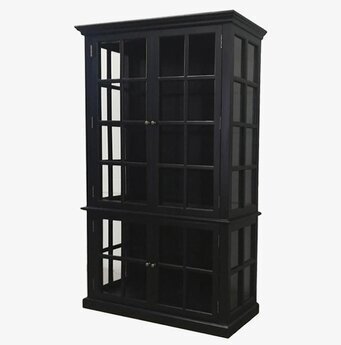 Bild av elegant vitrinskåp med glasdörrar och hyllor