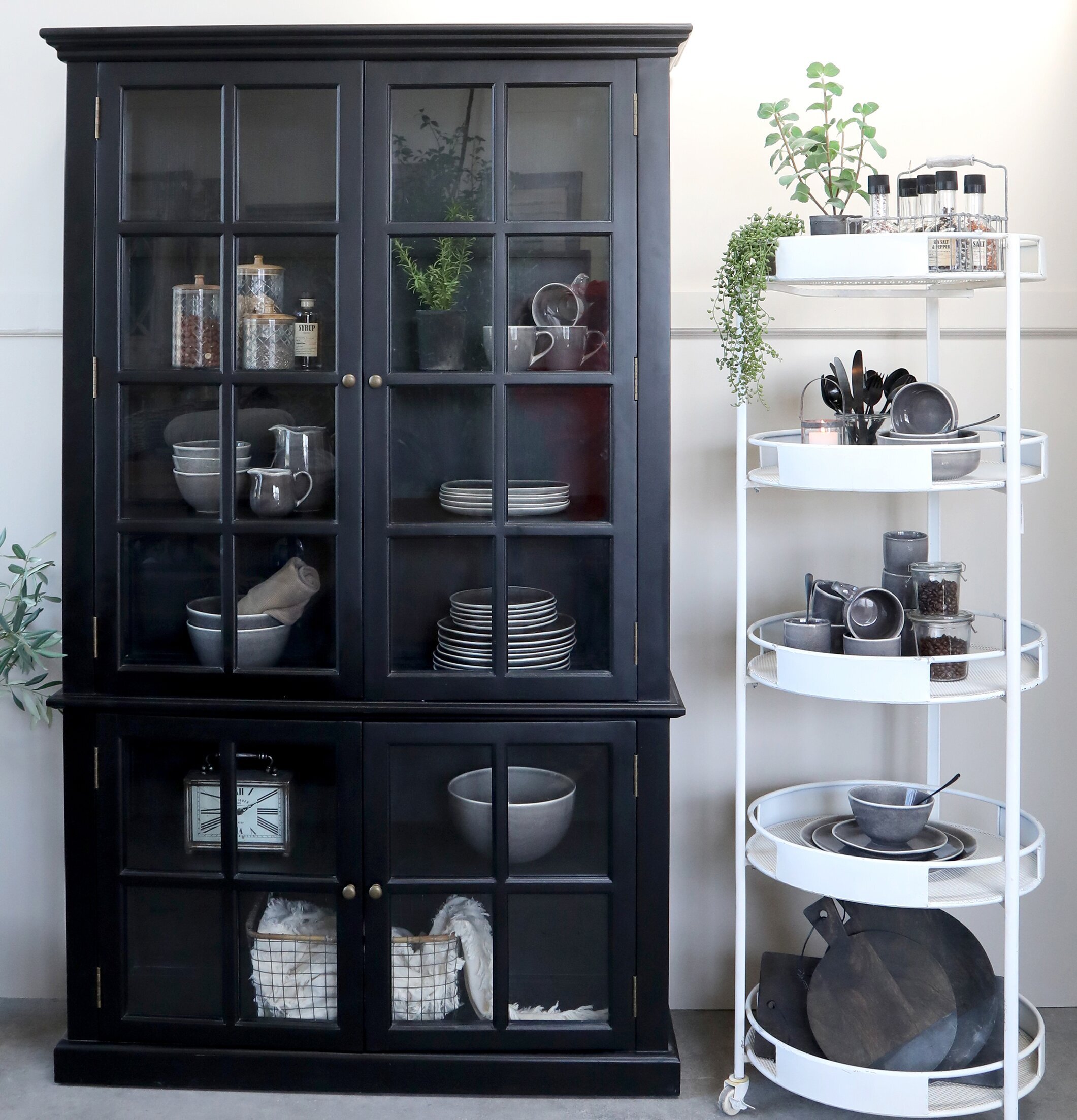 Vitrinskåp 4 Hyllor/Dörrar Svart från Chic Antique i rum