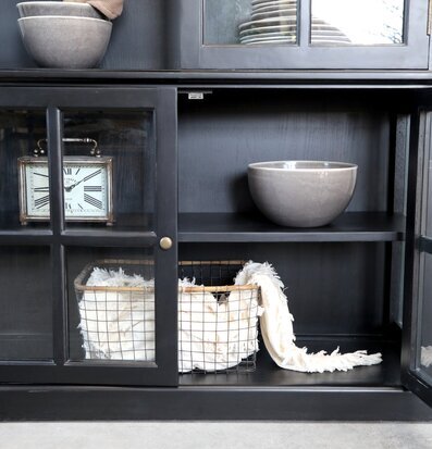 Foto av vitrinskåp med keramik och vintageklocka