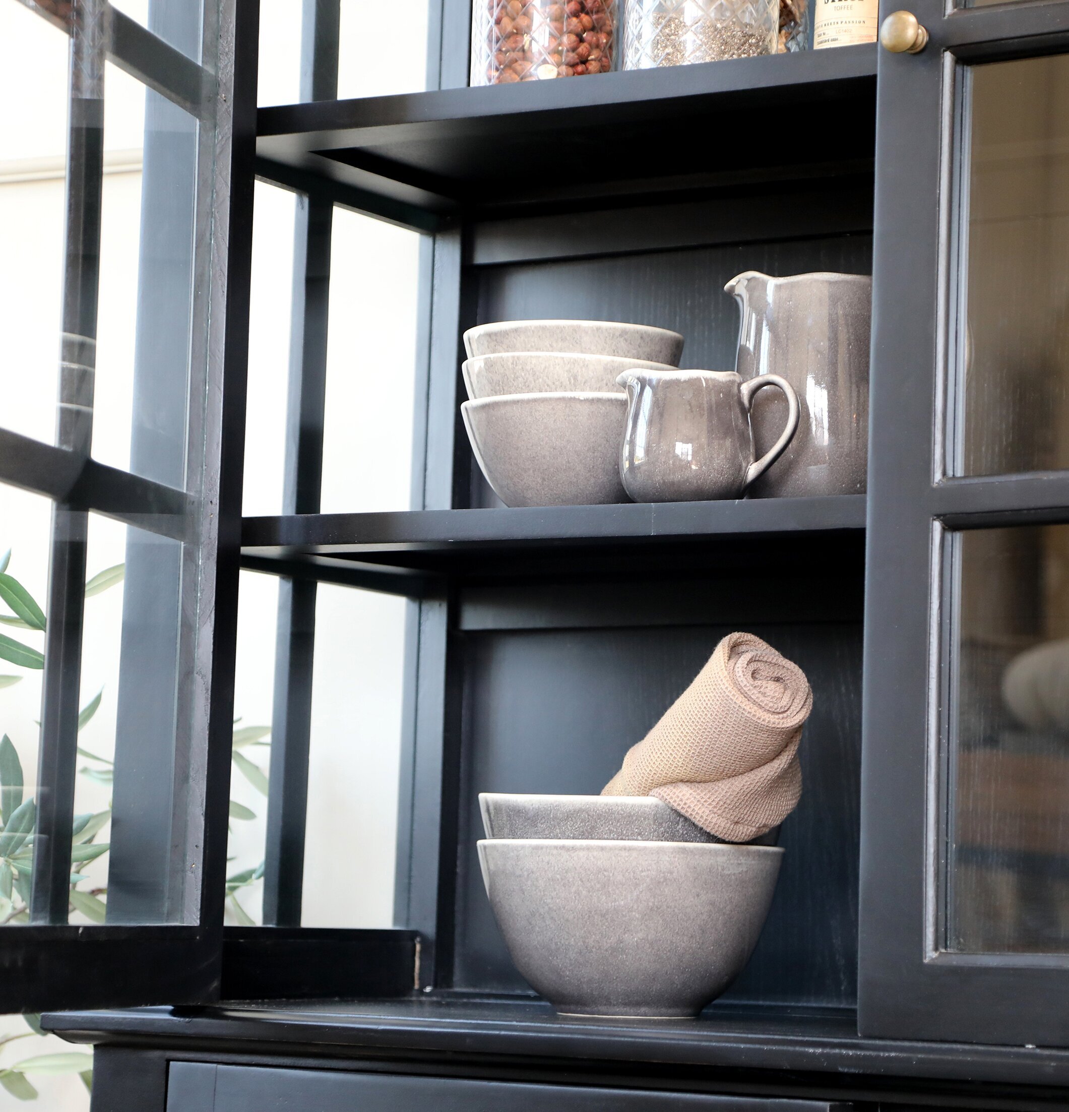 Vitrinskåp 4 Hyllor/Dörrar Svart från Chic Antique i kök