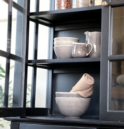 Bild av elegant vitrinskåp med stilren inredning