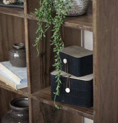 Bild av inbjudande bokhylla med stilfull inredning