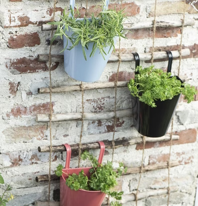 Bild av charmig träspaljé mot rustik tegelvägg