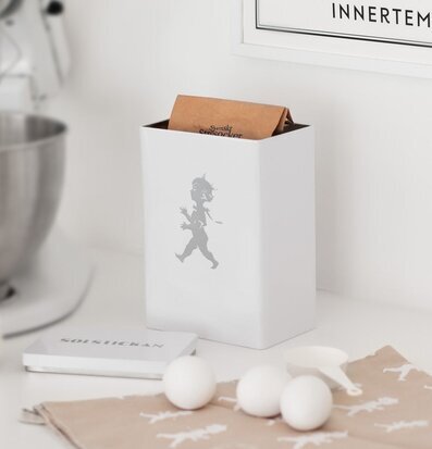 Bild av stilren och praktisk köksmiljö med burk