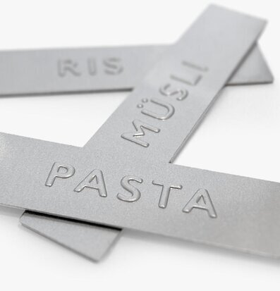 Bild av eleganta metalliska etiketter för köksförvaring