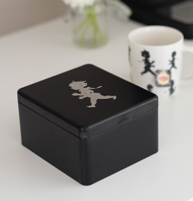 Bild av stilren och funktionell tepåseburk i svart