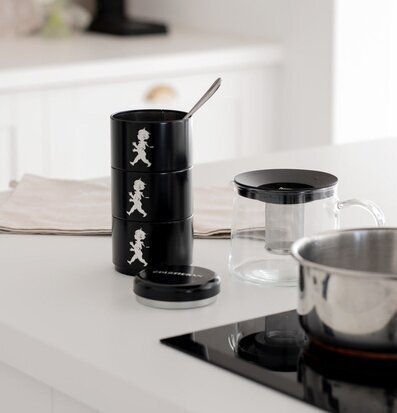 Bild av stilren köksmiljö med funktionella detaljer