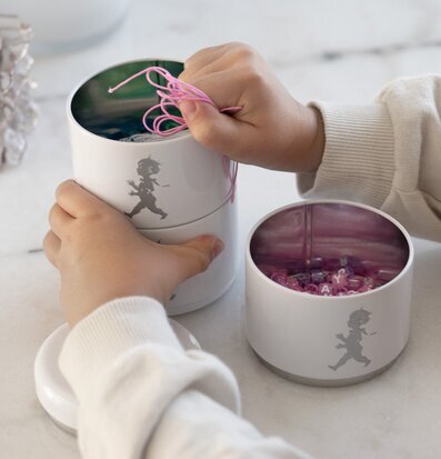 Bild av barn som organiserar färgglada trådar och pärlor