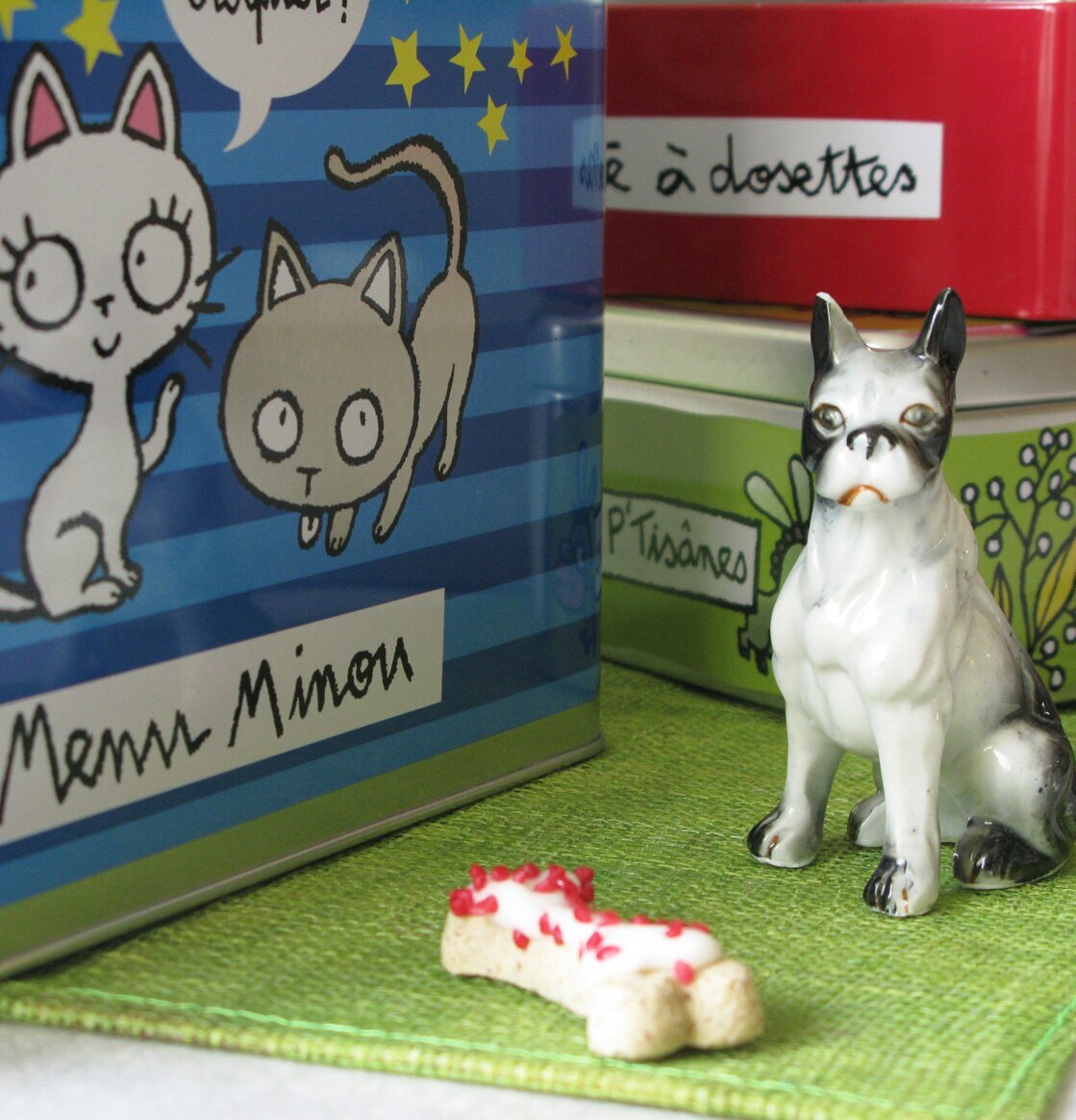 Bild av färgglada plåtburkar och vintage porslinshund