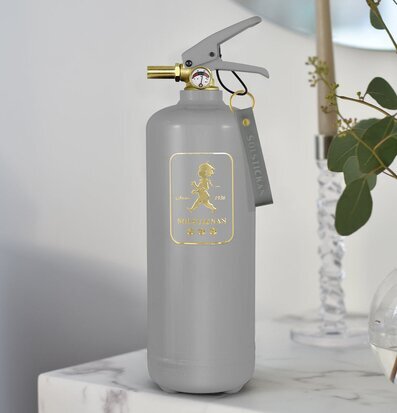 Bild av stilren brandsläckare på marmorliknande yta