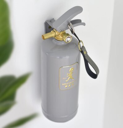 Bild av stilren brandsläckare med mässingsdetaljer